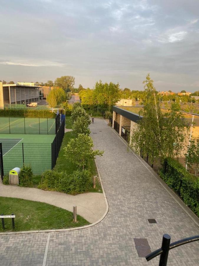 Contemporary Trumpington Apartment With Self Check-In ,Free On-Site Parking, Terrace, Super Fast Wifi & 5 Mins Drive To Papworth & Addenbrookes Hospitals Cambridge  Kültér fotó