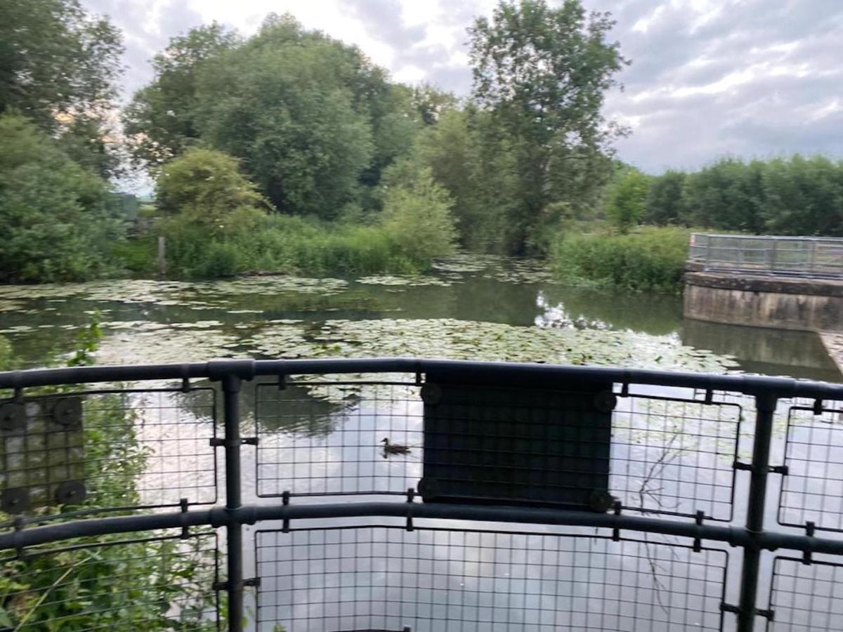Contemporary Trumpington Apartment With Self Check-In ,Free On-Site Parking, Terrace, Super Fast Wifi & 5 Mins Drive To Papworth & Addenbrookes Hospitals Cambridge  Kültér fotó