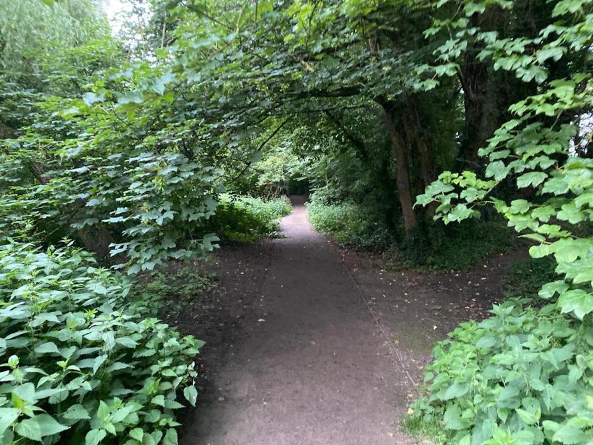 Contemporary Trumpington Apartment With Self Check-In ,Free On-Site Parking, Terrace, Super Fast Wifi & 5 Mins Drive To Papworth & Addenbrookes Hospitals Cambridge  Kültér fotó
