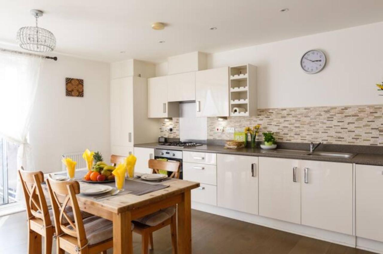 Contemporary Trumpington Apartment With Self Check-In ,Free On-Site Parking, Terrace, Super Fast Wifi & 5 Mins Drive To Papworth & Addenbrookes Hospitals Cambridge  Kültér fotó