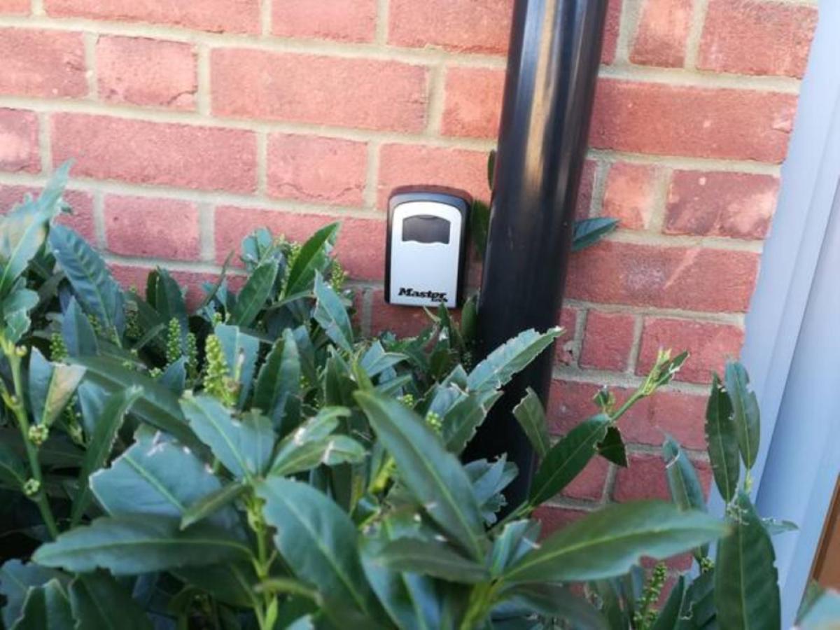 Contemporary Trumpington Apartment With Self Check-In ,Free On-Site Parking, Terrace, Super Fast Wifi & 5 Mins Drive To Papworth & Addenbrookes Hospitals Cambridge  Kültér fotó
