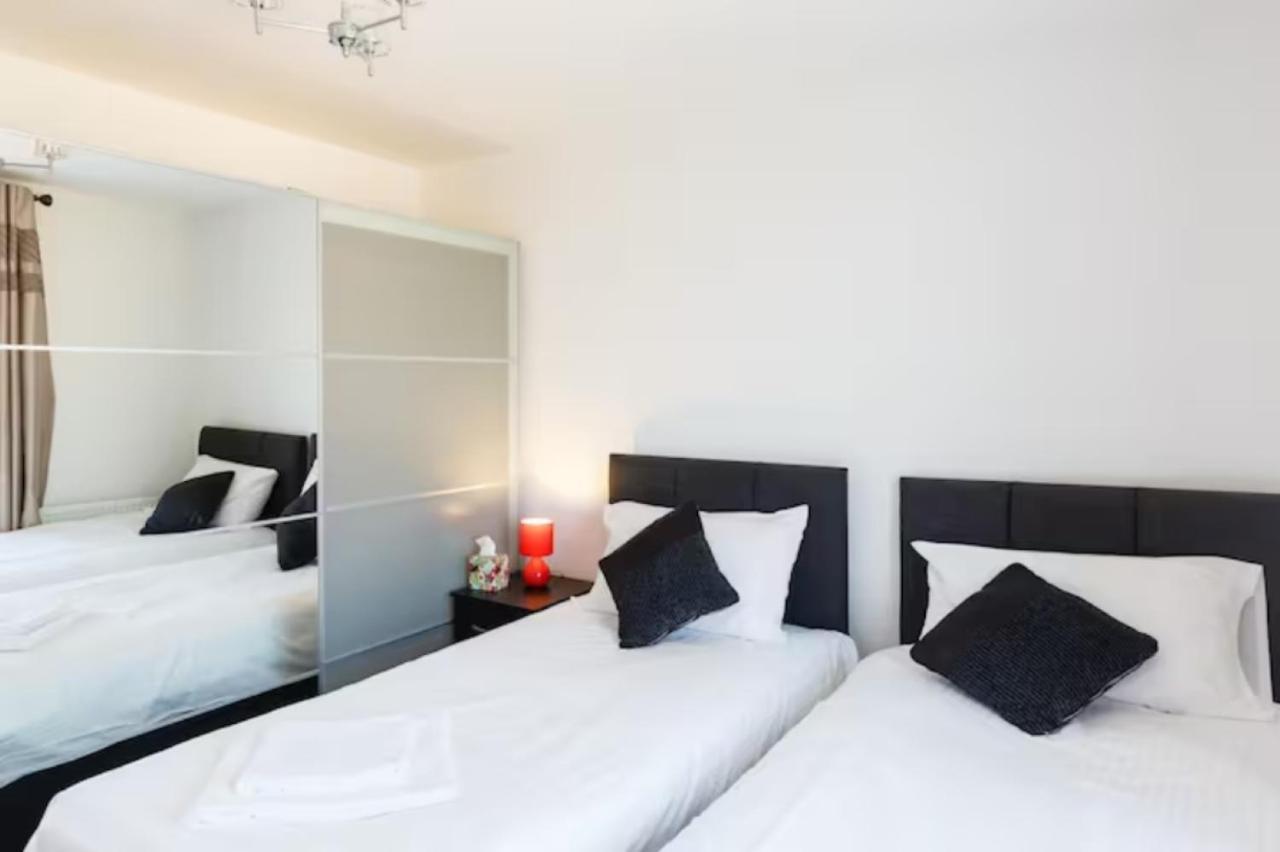 Contemporary Trumpington Apartment With Self Check-In ,Free On-Site Parking, Terrace, Super Fast Wifi & 5 Mins Drive To Papworth & Addenbrookes Hospitals Cambridge  Kültér fotó