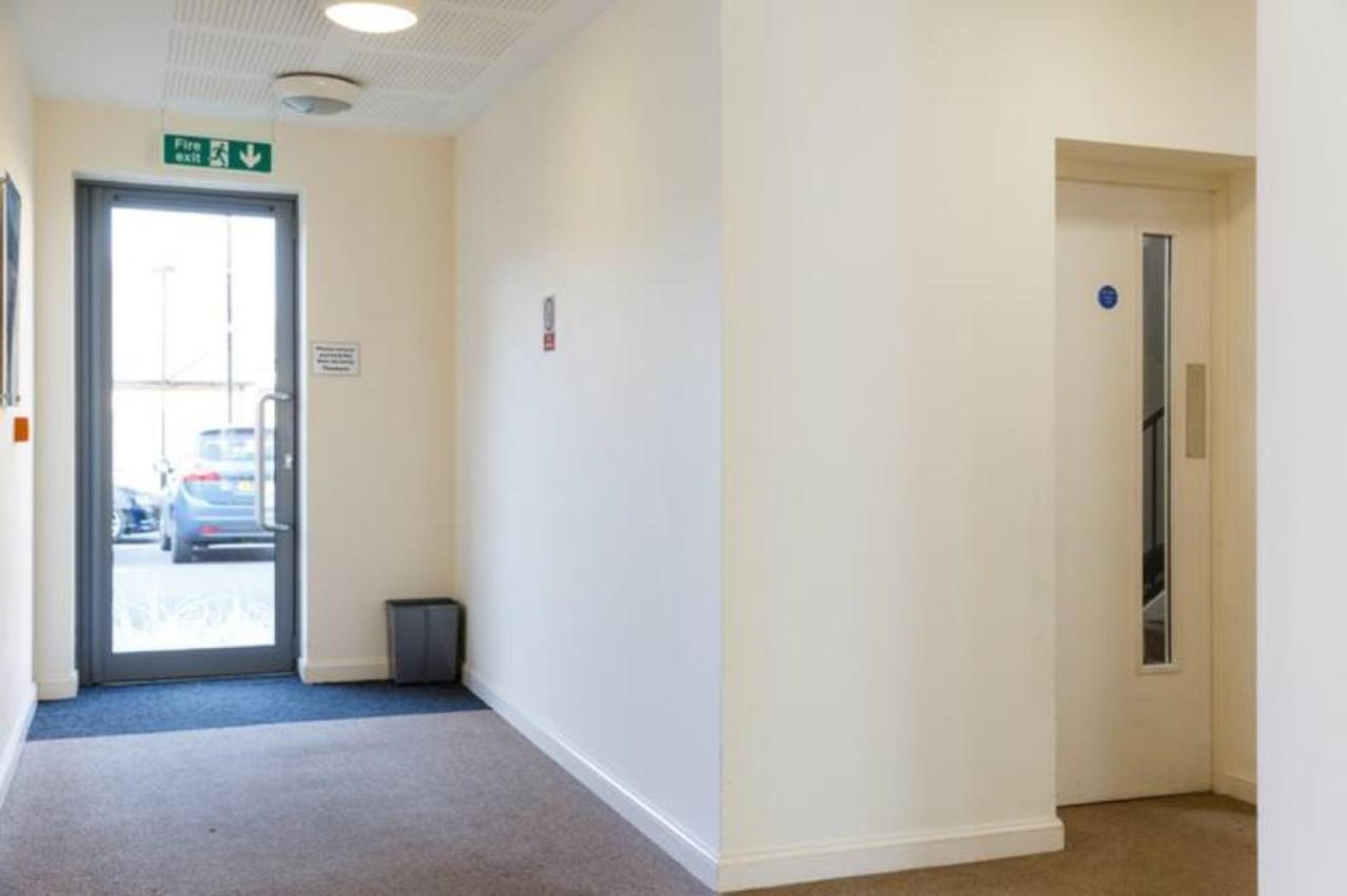 Contemporary Trumpington Apartment With Self Check-In ,Free On-Site Parking, Terrace, Super Fast Wifi & 5 Mins Drive To Papworth & Addenbrookes Hospitals Cambridge  Kültér fotó