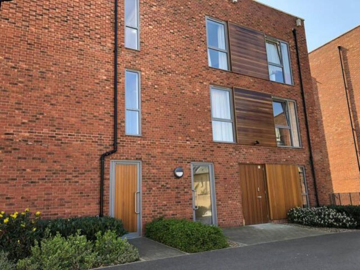 Contemporary Trumpington Apartment With Self Check-In ,Free On-Site Parking, Terrace, Super Fast Wifi & 5 Mins Drive To Papworth & Addenbrookes Hospitals Cambridge  Kültér fotó