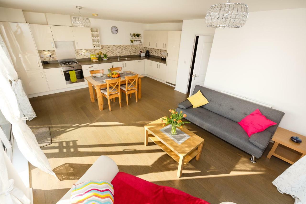 Contemporary Trumpington Apartment With Self Check-In ,Free On-Site Parking, Terrace, Super Fast Wifi & 5 Mins Drive To Papworth & Addenbrookes Hospitals Cambridge  Kültér fotó