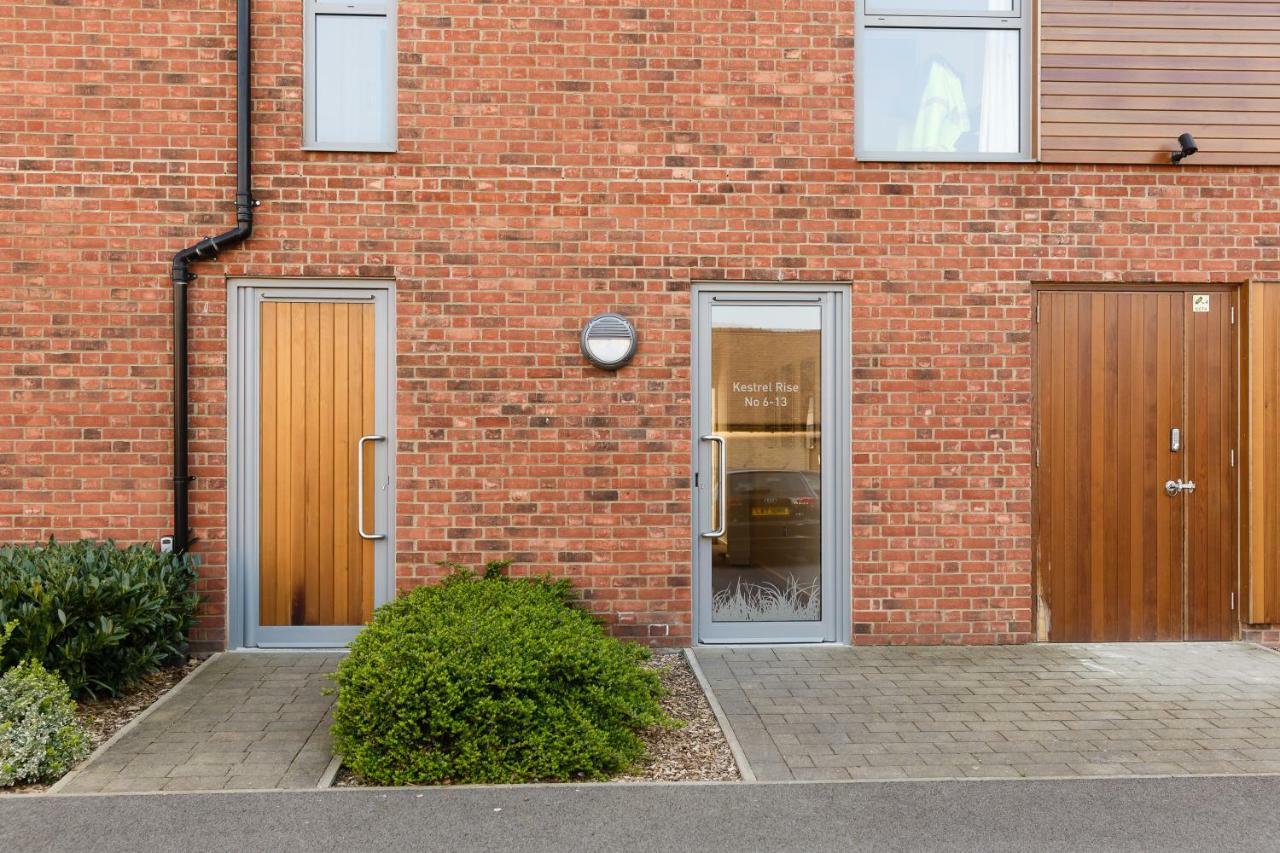 Contemporary Trumpington Apartment With Self Check-In ,Free On-Site Parking, Terrace, Super Fast Wifi & 5 Mins Drive To Papworth & Addenbrookes Hospitals Cambridge  Kültér fotó