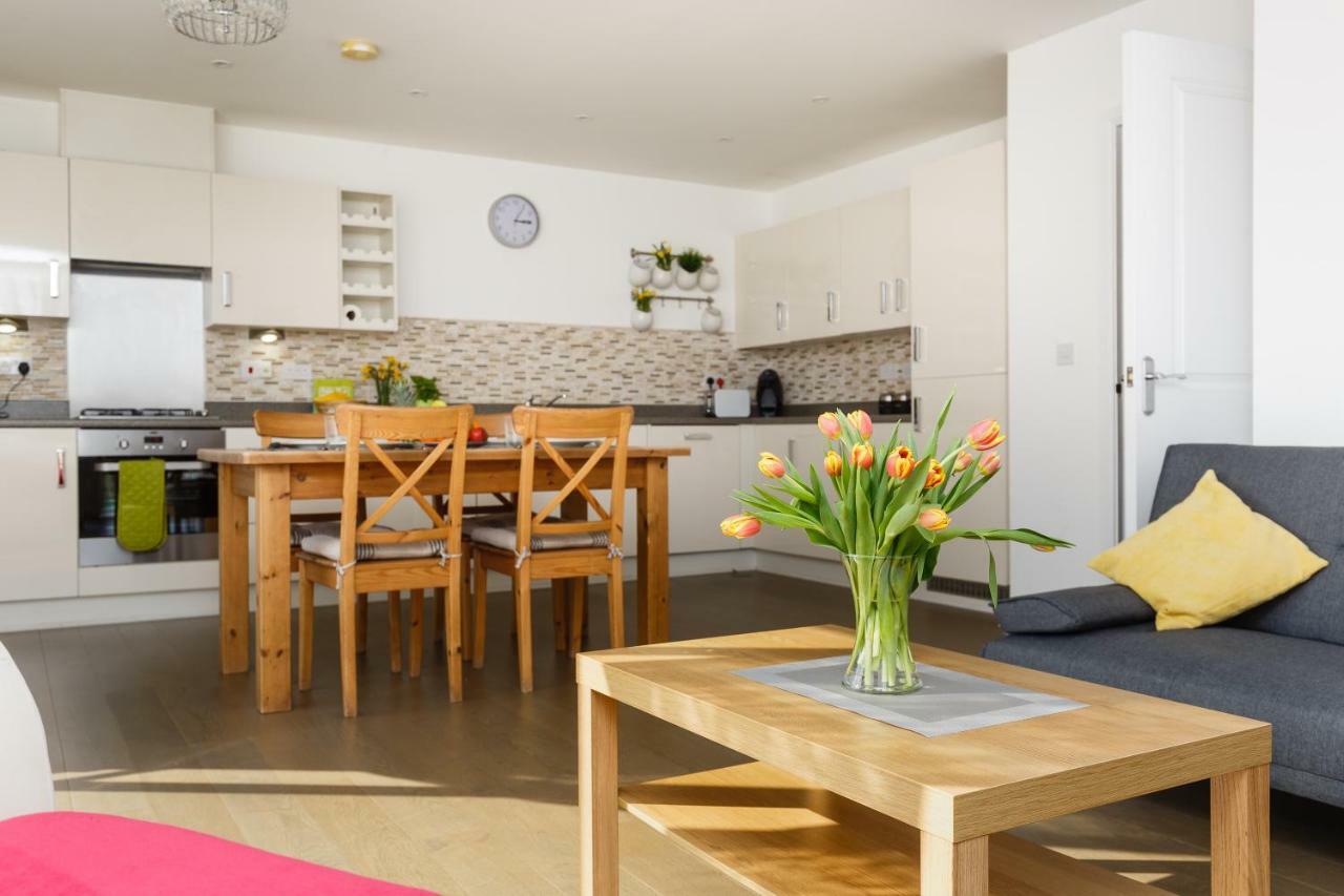 Contemporary Trumpington Apartment With Self Check-In ,Free On-Site Parking, Terrace, Super Fast Wifi & 5 Mins Drive To Papworth & Addenbrookes Hospitals Cambridge  Kültér fotó