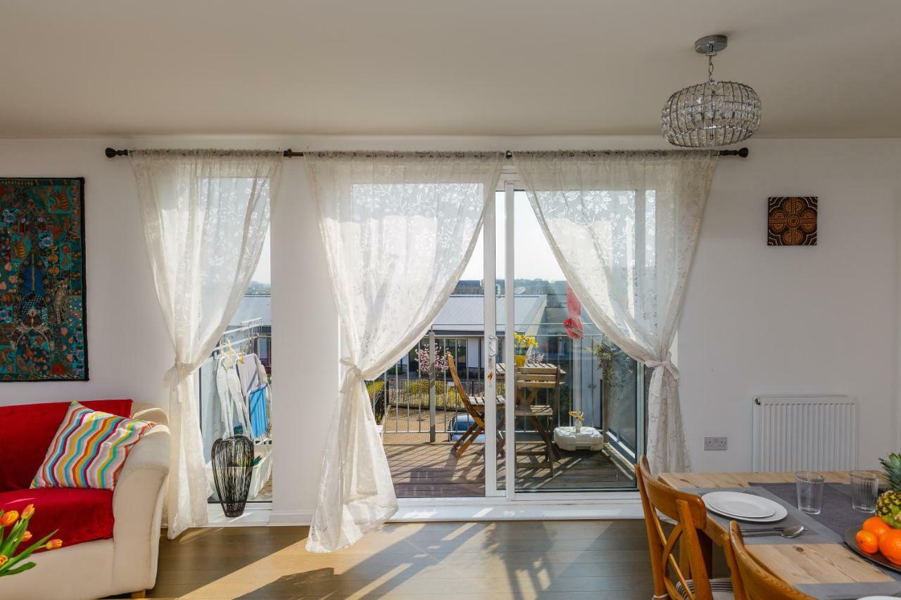 Contemporary Trumpington Apartment With Self Check-In ,Free On-Site Parking, Terrace, Super Fast Wifi & 5 Mins Drive To Papworth & Addenbrookes Hospitals Cambridge  Kültér fotó