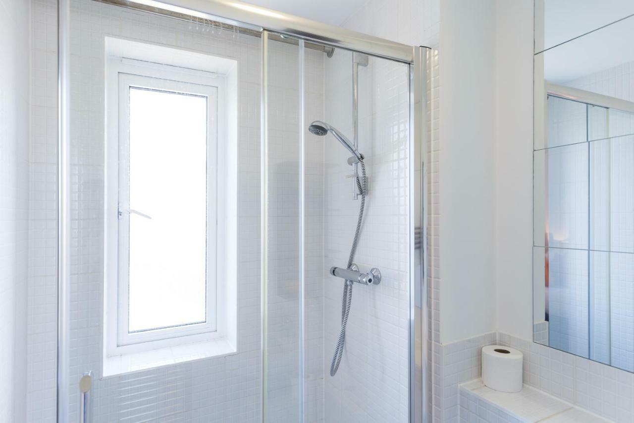 Contemporary Trumpington Apartment With Self Check-In ,Free On-Site Parking, Terrace, Super Fast Wifi & 5 Mins Drive To Papworth & Addenbrookes Hospitals Cambridge  Kültér fotó