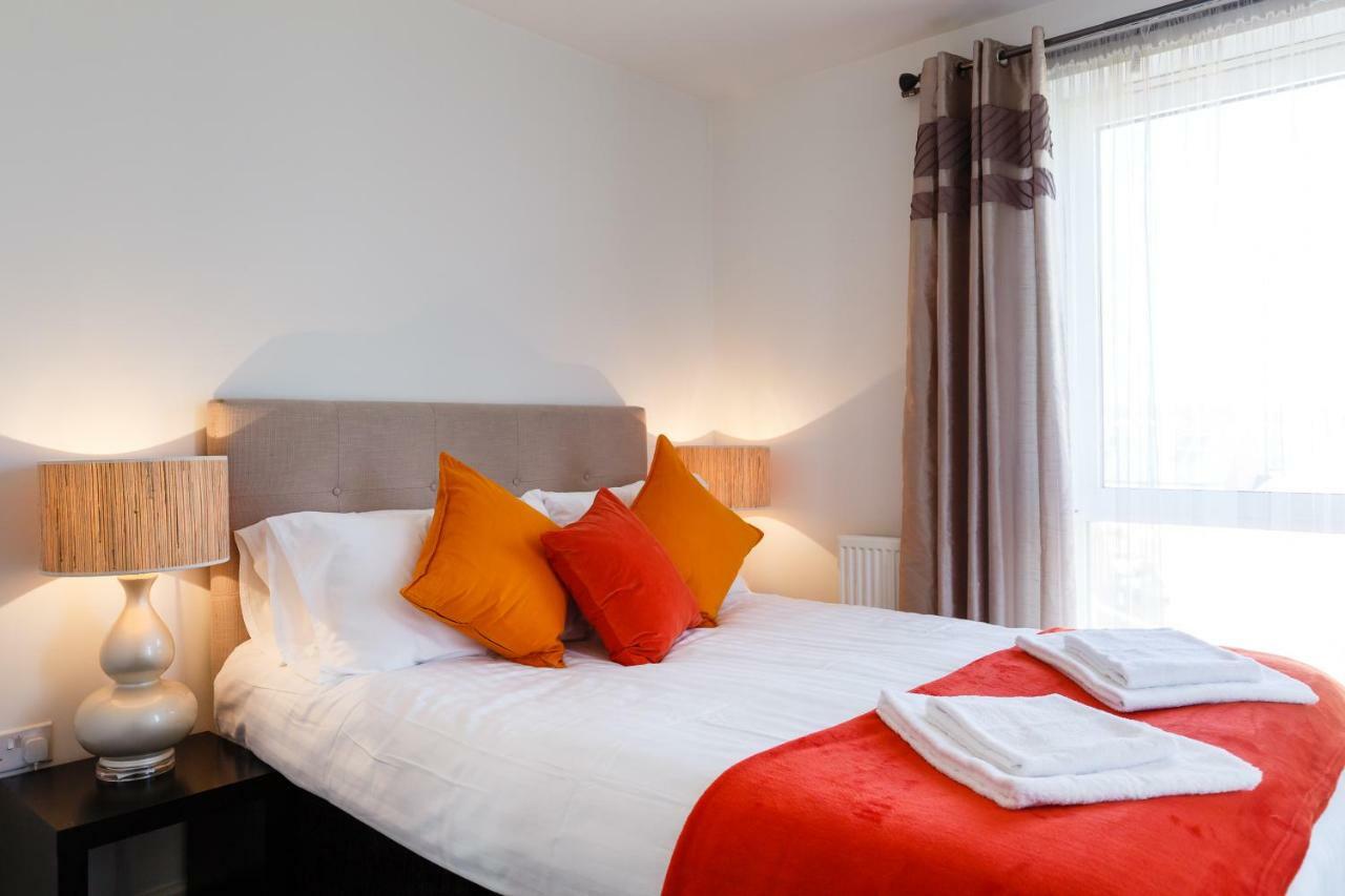 Contemporary Trumpington Apartment With Self Check-In ,Free On-Site Parking, Terrace, Super Fast Wifi & 5 Mins Drive To Papworth & Addenbrookes Hospitals Cambridge  Kültér fotó