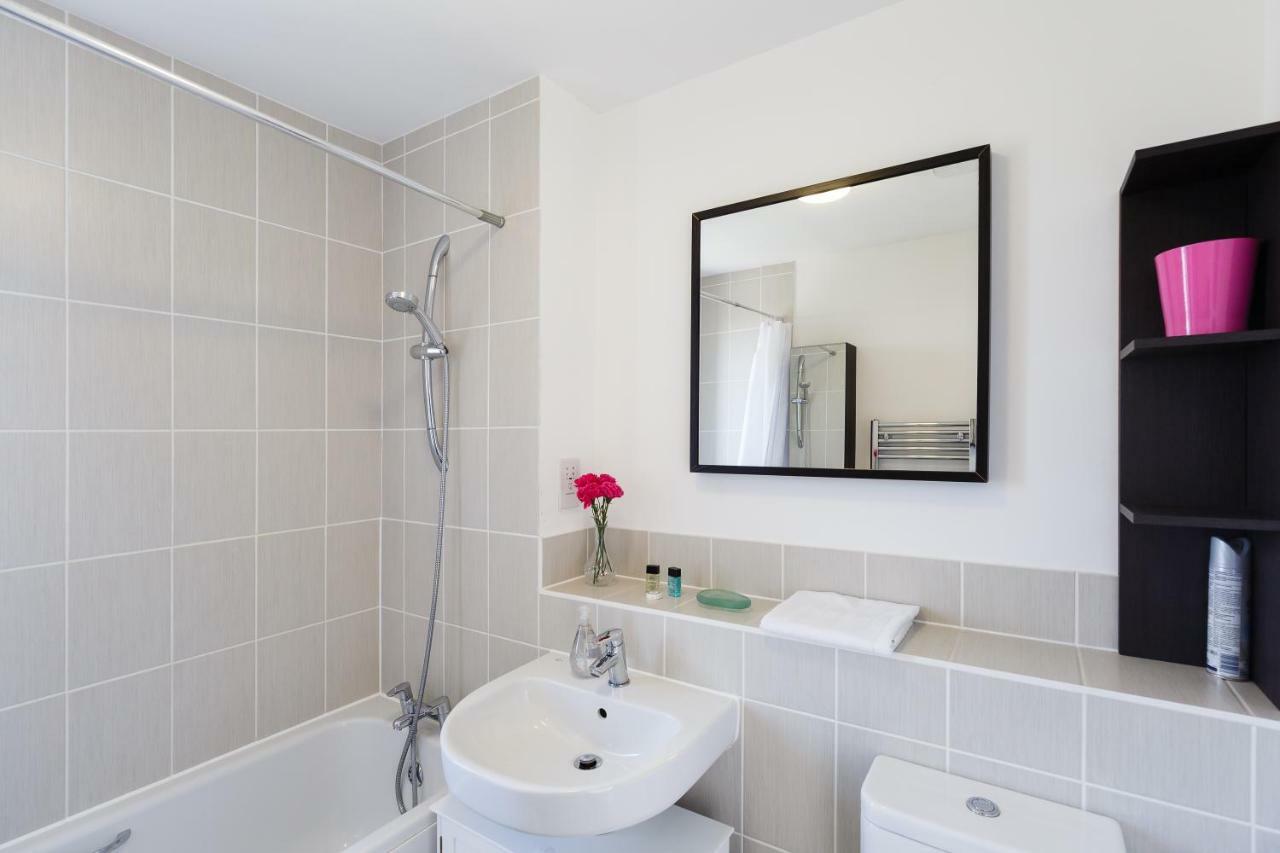 Contemporary Trumpington Apartment With Self Check-In ,Free On-Site Parking, Terrace, Super Fast Wifi & 5 Mins Drive To Papworth & Addenbrookes Hospitals Cambridge  Kültér fotó
