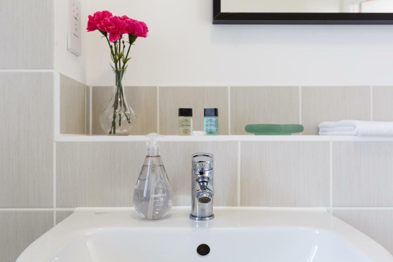 Contemporary Trumpington Apartment With Self Check-In ,Free On-Site Parking, Terrace, Super Fast Wifi & 5 Mins Drive To Papworth & Addenbrookes Hospitals Cambridge  Kültér fotó