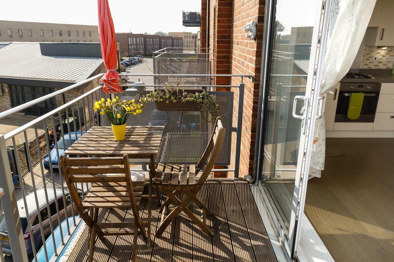 Contemporary Trumpington Apartment With Self Check-In ,Free On-Site Parking, Terrace, Super Fast Wifi & 5 Mins Drive To Papworth & Addenbrookes Hospitals Cambridge  Kültér fotó